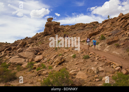 Randonneurs sur le sentier à Delicate Arch, Arches National Park, Moab, Utah, United States Banque D'Images