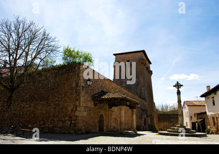 Carré au Torrejon de Fernan Gonzalez dans la cité médiévale village à colombages de Covarrubias, province de Burgos, Castille, Espagne Banque D'Images