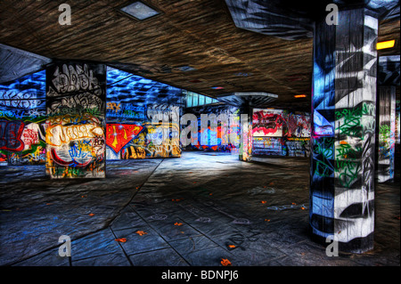 La région sous-patineurs underground London's south bank national theatre fortement couverts de graffitis Banque D'Images