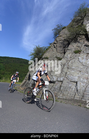 Course de VTT dans les vignes près de Boppard, Rhénanie-Palatinat, Allemagne, Europe Banque D'Images