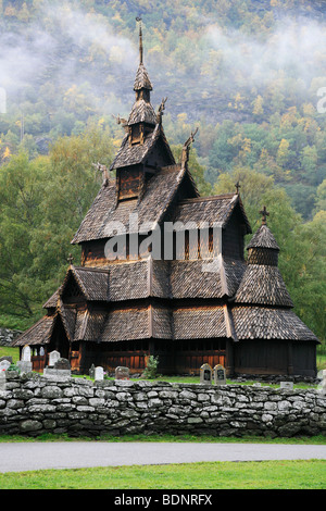 Église de borgund stavkirke 1150 dans la vallée près de Laeral Sogn en Norvège au nord de l'Europe. Banque D'Images