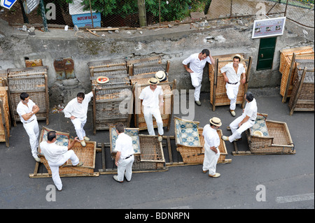 Panier traîneaux, des pilotes en attente de clients dans le district de Monte, à Funchal, Madère, Portugal, Europe Banque D'Images