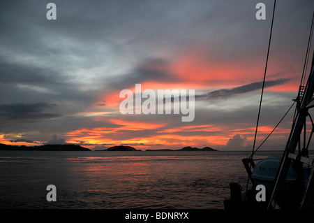 Coucher du soleil à l'une des nombreuses îles de Komodo, le Parc National de Komodo, en Indonésie, en Asie du sud-est Banque D'Images