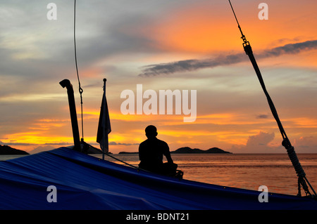 Coucher du soleil à l'une des nombreuses îles de Komodo, le Parc National de Komodo, en Indonésie, en Asie du sud-est Banque D'Images