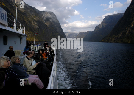 Un bateau touristique en direction de Nærøyfjord Sognefjord plus grand fjord de la Norvège au nord de l'Europe. Banque D'Images