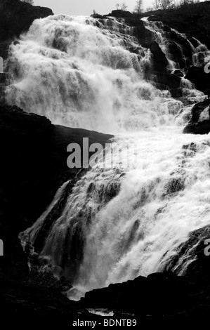 Cascade Kjosfoss Kjos sur chemin de fer de Flåm près de Sognefjord, Sogn og Fjordane, plus grand fjord de Norvège au nord de l'Europe. Banque D'Images