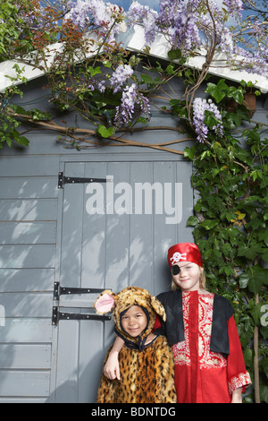 Portrait of boy (7-9) en costume de pirate et boy (5-6) en costume de jaguar par shed Banque D'Images