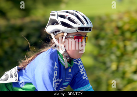 Head shot of girl wearing cycliste casque de sécurité et lunettes Banque D'Images