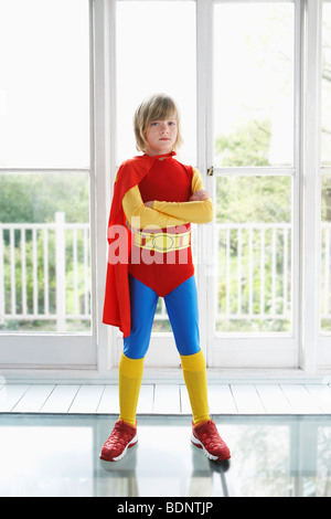 Portrait de jeune garçon (7-9) en costume de super-héro, à l'intérieur Banque D'Images
