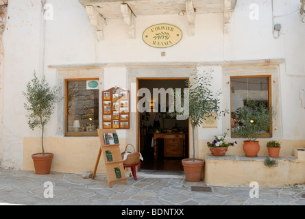 L'Oliver, une galerie en céramique et la boutique est situé dans le petit square au coeur du petit village de Halki hictoric. Chacun.. Banque D'Images