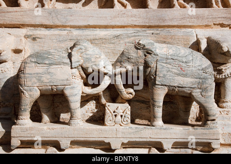 Éléphants sculptés sur le mur extérieur du Temple Jagdish, Udaipur, Inde Banque D'Images