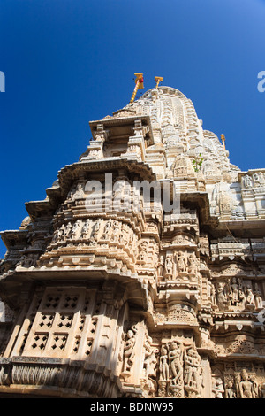 L'extérieur en pierre sculptée et ornée du temple Jagdish, Udaipur, Inde Banque D'Images