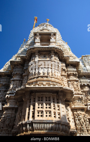 L'extérieur en pierre sculptée et ornée du temple Jagdish, Udaipur, Inde Banque D'Images