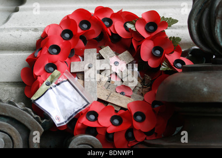 Coquelicots du souvenir/couronnes au pied de l'Albert ball statue en basse-cour du château de Nottingham Banque D'Images