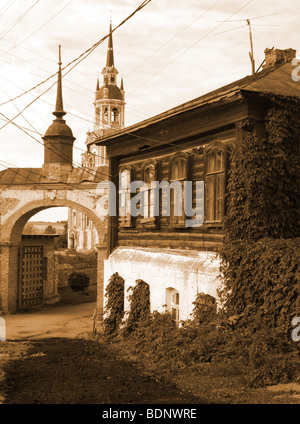 Ancienne maison près de la cathédrale de Novo-Nikolsky à Mojaïsk (droit à l'ancienne). Mojaïsk est une petite ville dans la région de Moscou de Russie Banque D'Images