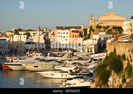 Bord de mer et port en soirée, Ciutadella, Menorca, Espagne. Banque D'Images