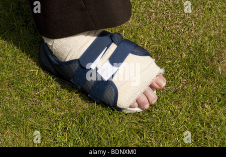 Le pied de l'homme adapté jusqu'à velco bandée sur ses chaussures après l'opération de chirurgie d'oignon Banque D'Images