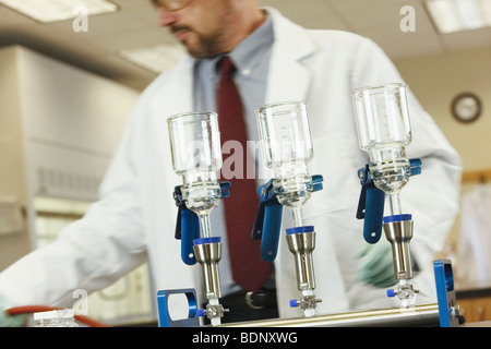 Chercheur scientifique travaillant dans un laboratoire Banque D'Images