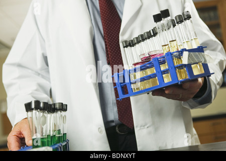 Scientist holding portoirs de tubes à essai Banque D'Images