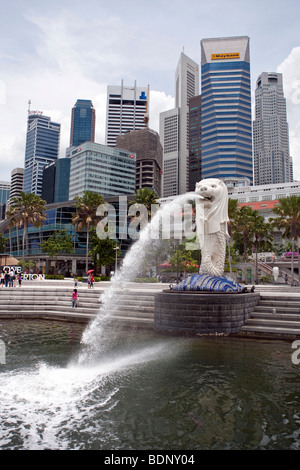 Le Merlion, emblème de la métropole de Singapour, conçue par l'artiste Fraser Brunner en 1964, la rivière Singapour, Singapour, de sorte Banque D'Images