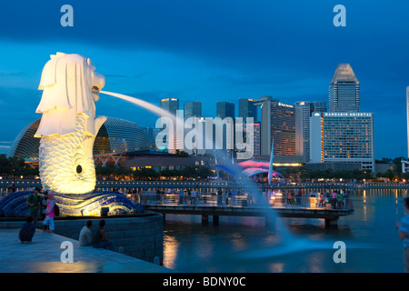 Le Merlion, emblème de la métropole de Singapour, conçue par l'artiste Fraser Brunner en 1964, la rivière Singapour, Singapour, de sorte Banque D'Images