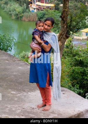 Mère indienne avec son jeune enfant en enfant. Rewalsar. L'Himachal Pradesh. L'Inde. Banque D'Images