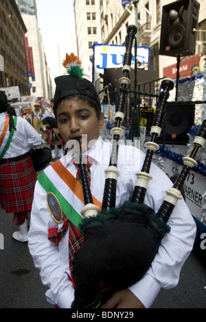 Les membres de l'Swamibapa une Pipe Band Indian pipe band écossais qui joue dans les ornements. Banque D'Images