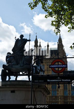 Une statue de Boadicée en dehors de la station de métro Westminster à Londres. Photo par Gordon 1928 Banque D'Images