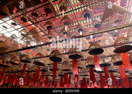 L'encens comme la plaie des offrandes sacrificielles dans le Temple Man Mo, Hong Kong, Chine, Asie Banque D'Images