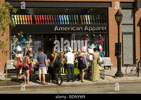 Consultez les bonnes affaires comme une féministe à la mode magasin a une vente-trottoir sur Smith Street à Brooklyn, New York. Banque D'Images