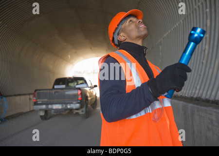 Engineer inspecting un tunnel Banque D'Images