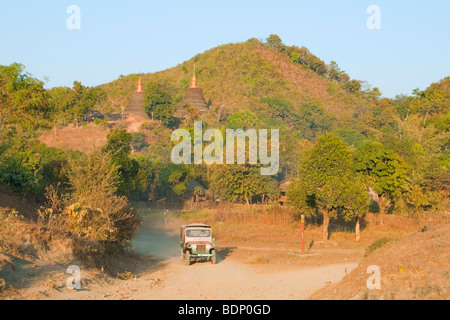 Scène de rue sur la route de terre typique dans l'ouest de la Birmanie parmi les nombreux temples près de Mrauk U nord de Sittwe Mrauk U, Rakhine Banque D'Images