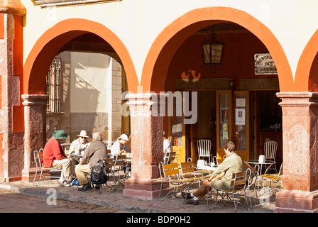 Les touristes et les expatriés dans un restaurant en plein air sur la place principale de San Miguel de Allende, Mexique Banque D'Images