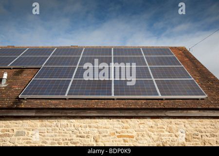 Des panneaux solaires sur le toit d'une co-habitation local community building Banque D'Images