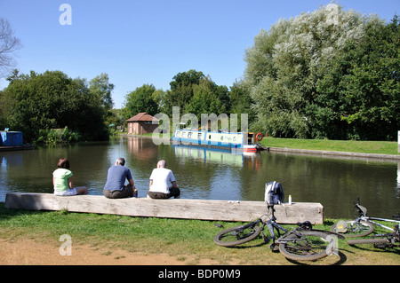 Verrouillage d'Aldermaston, Kennet & Avon Canal, quai d'Aldermaston, Berkshire, Angleterre, Royaume-Uni Banque D'Images