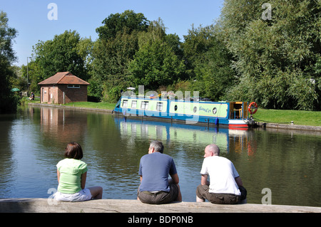 Verrouillage d'Aldermaston, Kennet & Avon Canal, quai d'Aldermaston, Berkshire, Angleterre, Royaume-Uni Banque D'Images