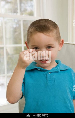 Garçon signer la lettre 'G' de l'American Sign Language Banque D'Images