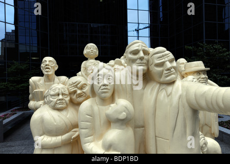 Les touristes et Raymond Mason Sculpture La foule illuminée à Montréal, Canada Banque D'Images