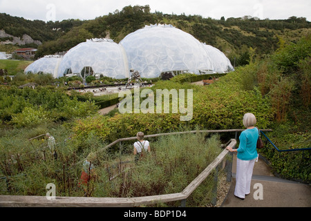 Eden Projet biosphères comme vu lors de l'entrée sur le site avec le visiteur. Banque D'Images