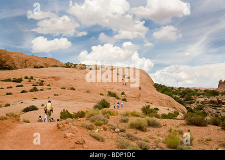 Randonneurs sur le sentier à Delicate Arch, Arches National Park, Moab, Utah, United States Banque D'Images