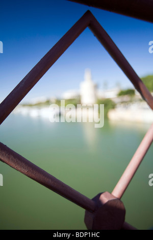 La Tour Dorée (12ème siècle) encadré par un carré de pont de San Telmo, Séville, Espagne Banque D'Images