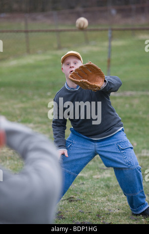 Homme handicapé en jouant au baseball avec son fils Banque D'Images