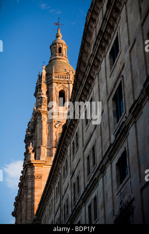 Le Clergé (sur l'arrière-plan) et l'Université pontificale, Salamanca, Espagne Banque D'Images