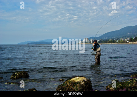 Roulette de lancer Spey estuaire avec la tige dans l'effet de flou à l'embouchure de la rivière Capilano Banque D'Images