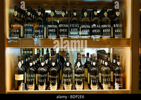 Les vins de Madère de différents millésimes, vendu dans une boutique à l'aéroport de Funchal, Madère, Portugal, Europe Banque D'Images