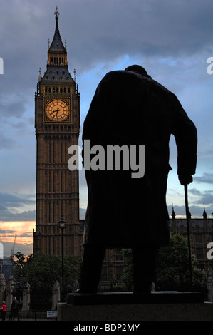 Winston Churchill statue en silhouette, dans le dos de Big Ben au crépuscule, Bridge Street, Londres, Angleterre, Royaume-Uni, Europe Banque D'Images