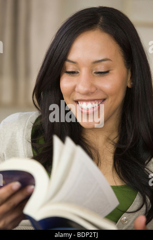 Hispanic woman holding a book Banque D'Images