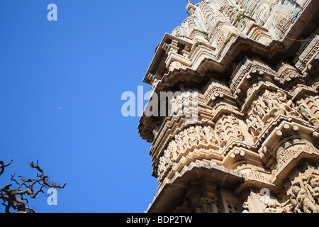 L'extérieur en pierre sculptée et ornée du temple Jagdish, Udaipur, Inde Banque D'Images