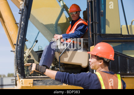 Deux ingénieurs de l'exploitation d'un Earth Mover dans une usine Banque D'Images