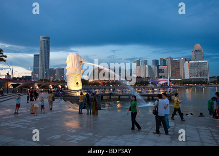 Le Merlion, emblème de la métropole de Singapour, conçue par l'artiste Fraser Brunner en 1964, la rivière Singapour, Singapour, de sorte Banque D'Images